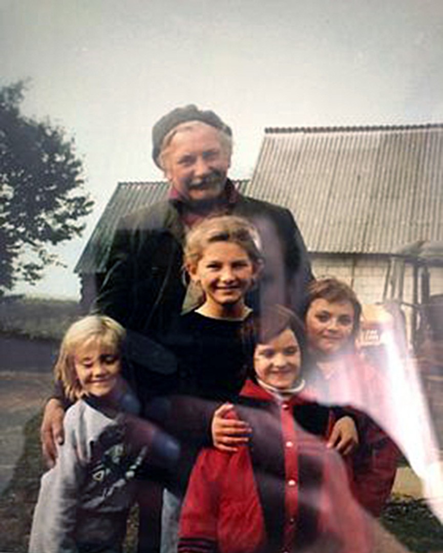 Tato z wnuczkami Agatka, Kasią, Kamilką i Paulinką we wczesnych latach 90tych